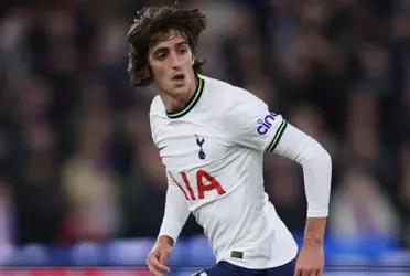 Bryan Gil en un partido con el Tottenham