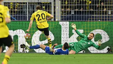César Azpilcueta tapa el remate de Sabitzer en el Borussia Dortmund-Atlético Madrid