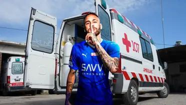 Como Neymar, gana millones en una liga desconocida y sufrió una grave lesión