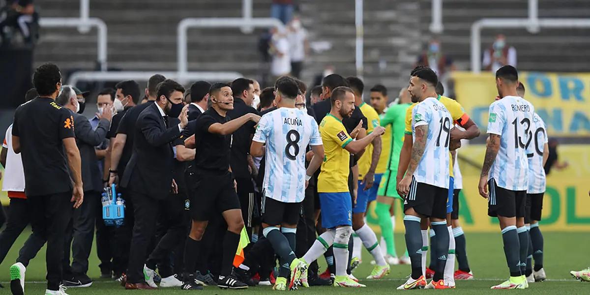 Con el antecedente del último clásico sudamericano entre los equipos de Messi y Neymar, son varios los encuentros que se suspendieron en dos oportunidades, en lo que va de la historia de este deporte.