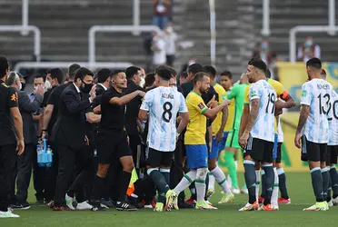Con el antecedente del último clásico sudamericano entre los equipos de Messi y Neymar, son varios los encuentros que se suspendieron en dos oportunidades, en lo que va de la historia de este deporte.