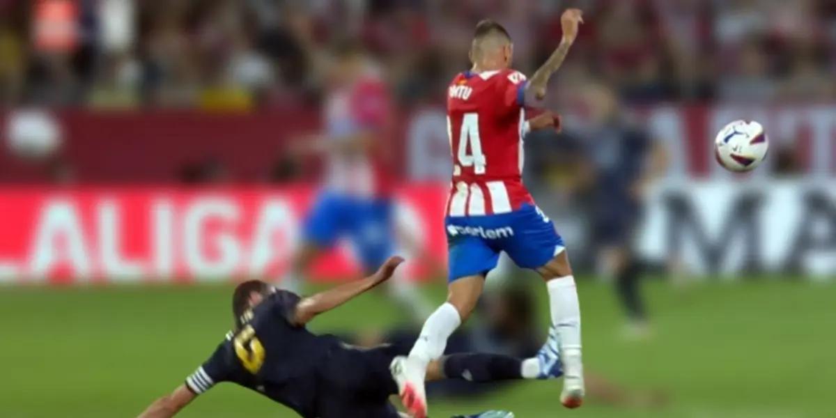 Con el partido 3 a 0 a su favor, Nacho llegó a tarde y le propinó una dura patada a Portu del Girona.