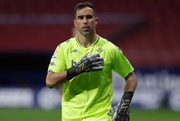 Con la obtención de la Copa del Rey con el Real Betis, el experimentado portero se convirtió en el futbolista chileno más ganador de la historia y aplió aun más así su figura en todo España.