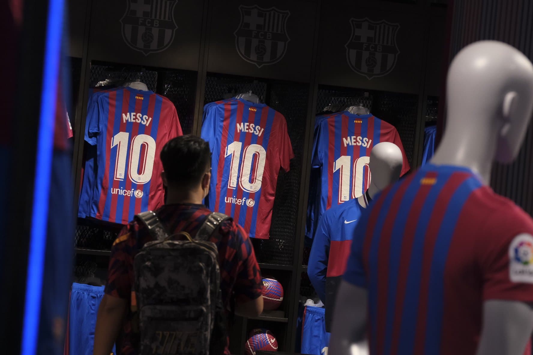 Con la salida de Messi del FC Barcelona, además de dejar conflictos sociales, se sumaron a estos conflictos económicos, ya que el 10 argentino era uno de los que más ingresos le generaba al club con su fútbol y con su partida estos también se van.