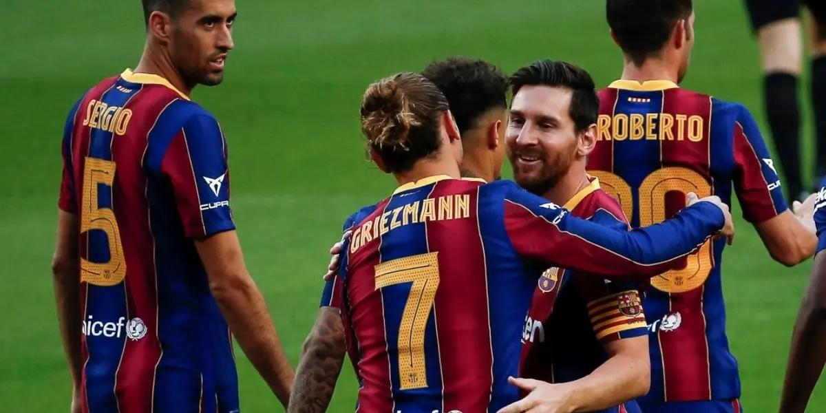 Con la salida de Messi, el francés debería convertirse en el nuevo líder del ataque y 'ocupar' el vacío del argentino. A pesar de esto en el club siguen persiguiendo bajar esa masa salarial y Griezmann es uno de los que mas cobra, por lo que aún no está descartada una posible venta.