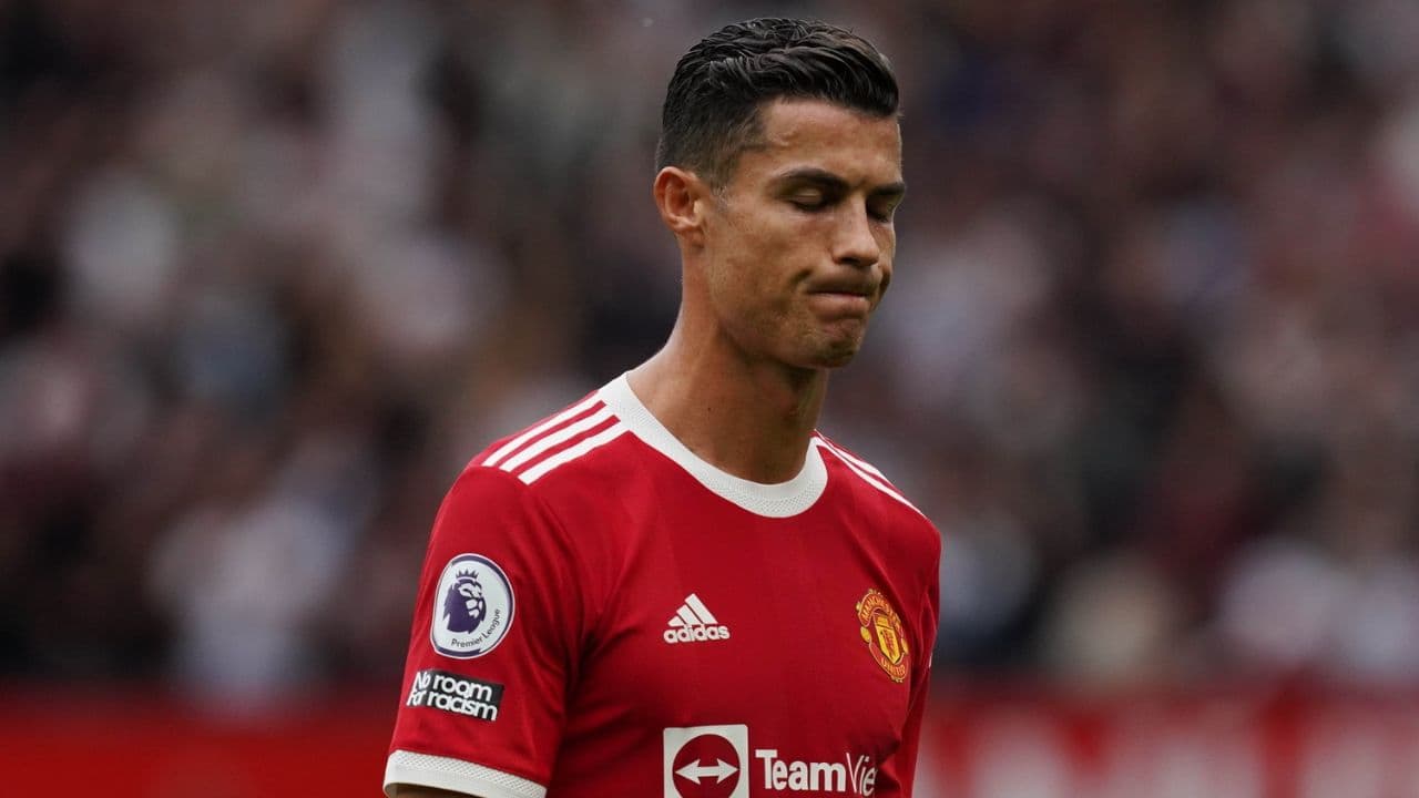 CR7 cambia de equipo, pero no de dieta. El jugador del Manchester United es súper estricto con su dieta y en menos de un mes, ha convencido a los cocineros del club que su comida favorita forme parte del menú del equipo, y esto no ha sentado nada bien en el grupo.