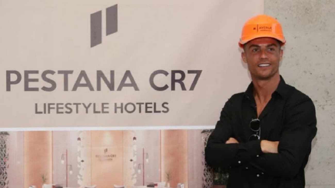Cristiano Ronaldo revolucionó al planeta fútbol, al decidir volver a Manchester United. Pero esa no sería la única maniobra económica que El Comandante daría en la ciudad inglesa.