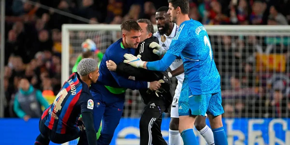 Cuando el árbitro cerró el telón del encuentro, se armó la discusión.