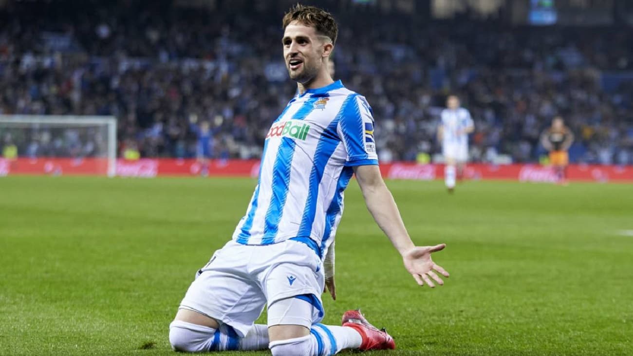 Cuando todo parecía indiciar que Adnan Januzaj dejaría la Real Sociedad en libertad de acción, finalmente no será así dado que el belga renovó su contrato con el equipo auriazul. Ahora si algún equipo quiere llevarse al extremo de 27 años tendría que ofrecer entre 40 y 45 millones de euros.