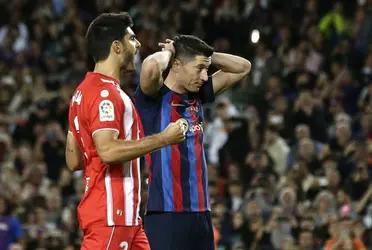 Cuando parecía que Piqué se retiraba con el entorno idea, una acción del delantero polaco dejó un momento incómodo en el parido.