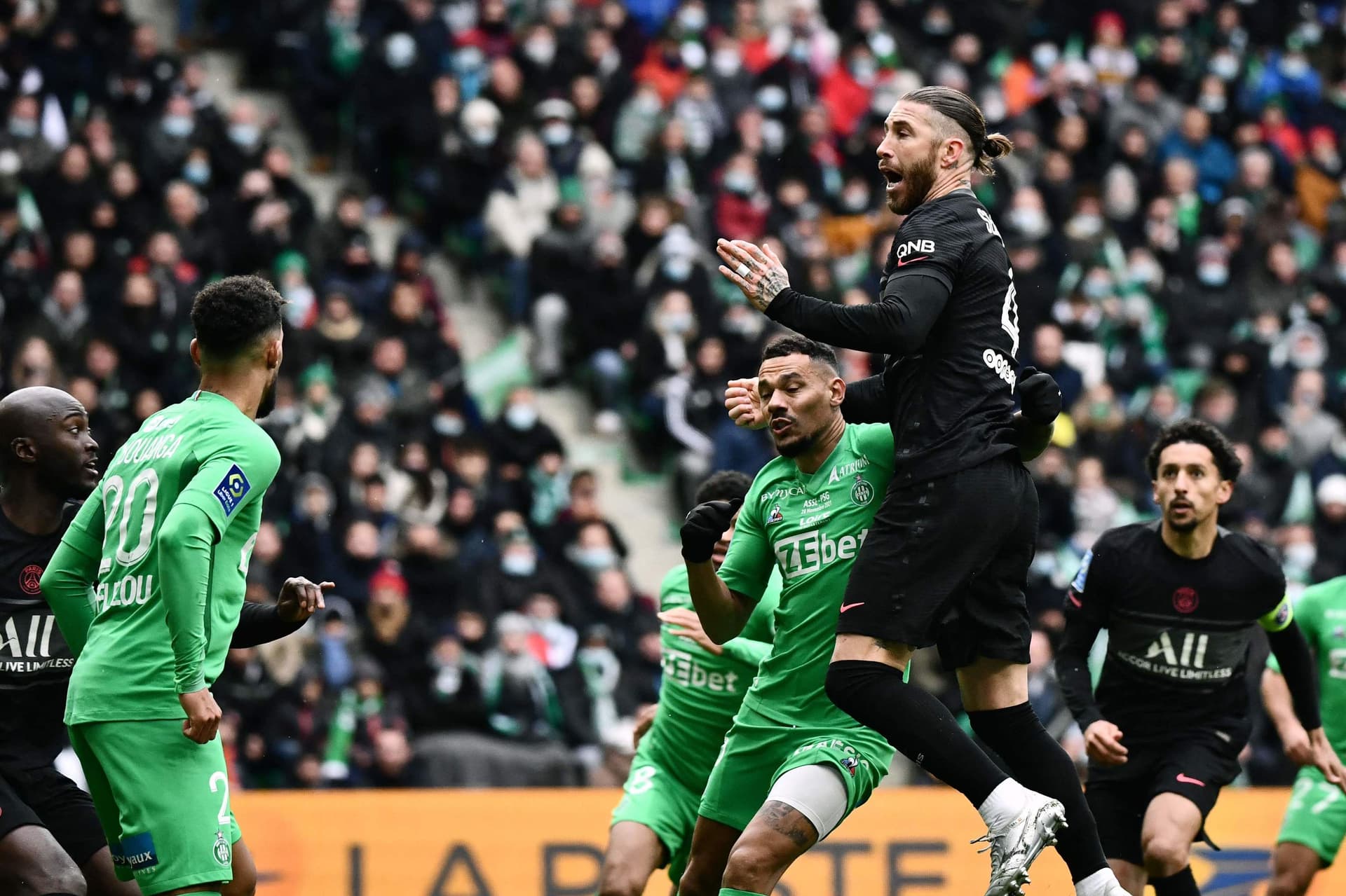 Cuando parecía que su debut alentaba esperanzas de empezar a tomar continuidad en el París Saint-Germain, Sergio Ramos estuvo ausente. Por las informaciones que llegan desde la Ciudad Luz, la molestia de sus compañeros con el exmerengue ya son demasiado evidentes.