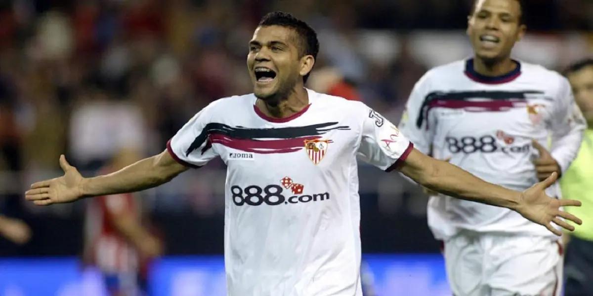 Dani Alves, actualmente en Barcelona, disputó con la camiseta del Sevilla más de 200 partidos con el conjunto sevillano antes de irse al club culé por más de 30 millones de euros.