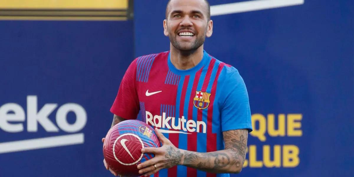 Dani Alves pudo retornar a Camp Nou luego de una larga espera. Pero el Barcelona le impuso una cláusula de rescisión equiparable a la que tenía Messi en sus tiempos en la institución culé.