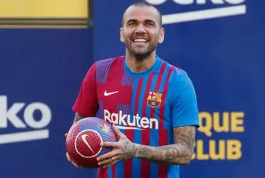 Dani Alves pudo retornar a Camp Nou luego de una larga espera. Pero el Barcelona le impuso una cláusula de rescisión equiparable a la que tenía Messi en sus tiempos en la institución culé.