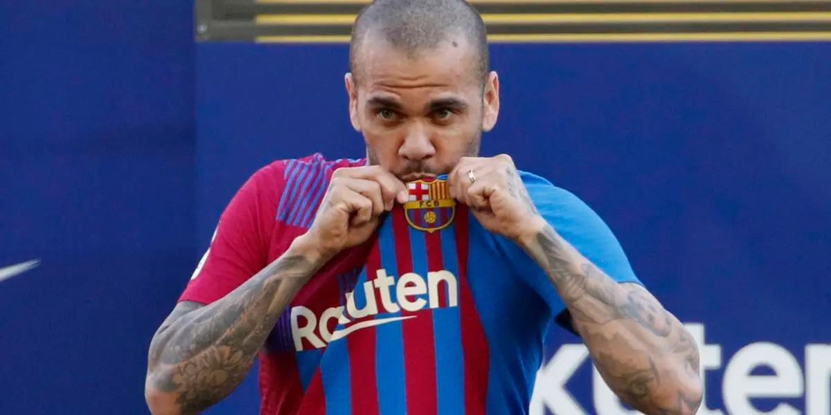 Dani Alves rompió un record en los clásicos al jugar la semifinal de la Supercopa.