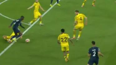 Dembélé recibe la falta por parte de Hummels.