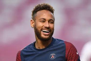 Desde Francia apuntan a que el delantero es solo un espejismo de lo que era, las malas actuaciones del atacante brasileño hacen enfurecer a los hinchas parisinos que parecen estar hartos de él, mientras tanto Neymar bromea en su Twitter con sus seguidores, levantando aun más el enojo en la ciudad del amor.