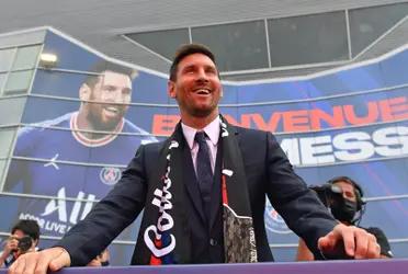 Desde que Messi llegó a París, muchos pensaban que el elevado sueldo de Messi iba a ser un problema en el París Saint-Germain, pero más allá de serlo, es un rotundo éxito no sólo para el equipo sino también para la capital francesa. La contracara de esto es el FC Barcelona, quien sufre su salida y cada día esta peor.