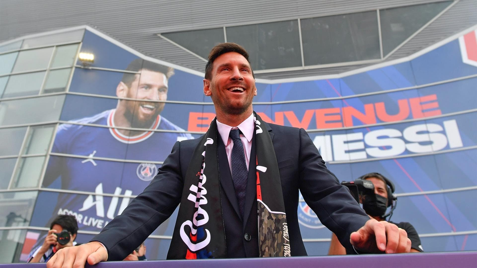 Desde que Messi llegó a París, muchos pensaban que el elevado sueldo de Messi iba a ser un problema en el París Saint-Germain, pero más allá de serlo, es un rotundo éxito no sólo para el equipo sino también para la capital francesa. La contracara de esto es el FC Barcelona, quien sufre su salida y cada día esta peor.