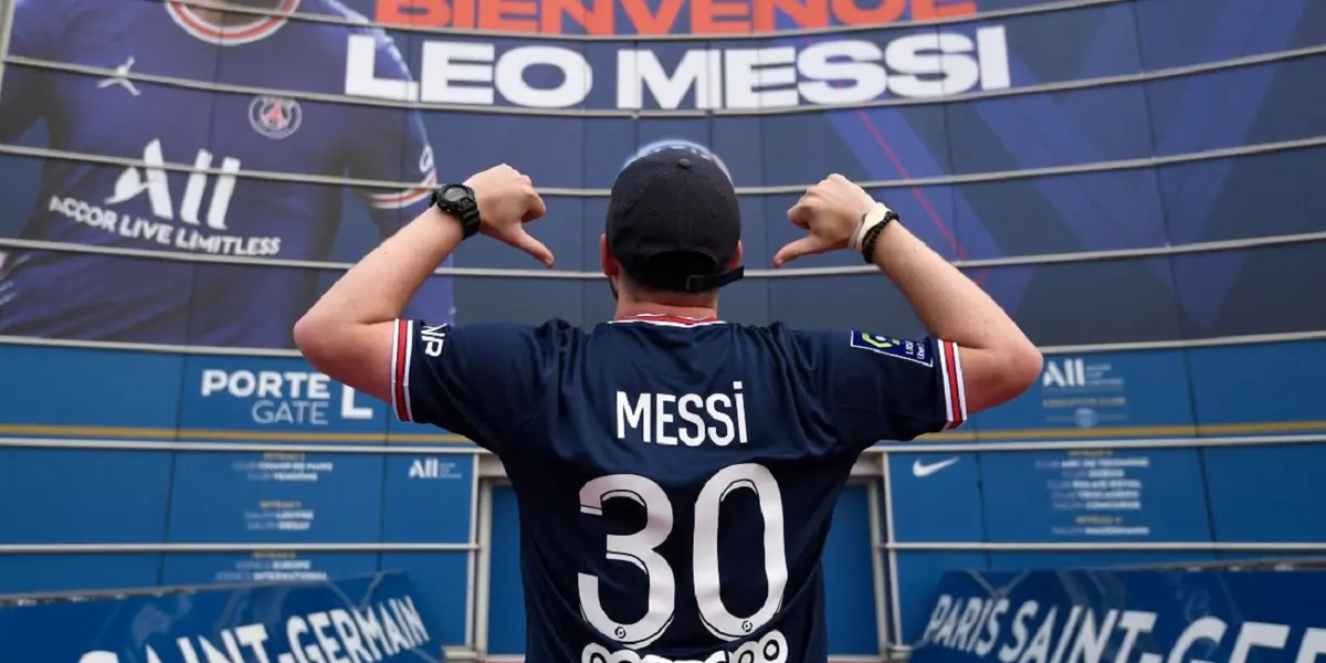 Desde que se confirmó el fichaje de Messi en el PSG, así como también su dorsal, comenzó la carrera por quedarse con el uniforme del astro argentino. La venta de la camiseta del París Saint-Germain con el dorsal 30 pulverizó todo récord existente en solo un par de días.