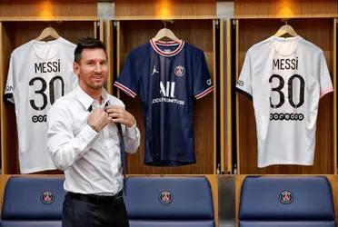 Desde que se confirmó tanto el arribo de Messi al Paris Saint-Germain como qué dorsal utilizará en el equipo de la capital, la carrera por quedarse con su camiseta rompió récords de ventas y encargos. El mundo pide por su uniforme.