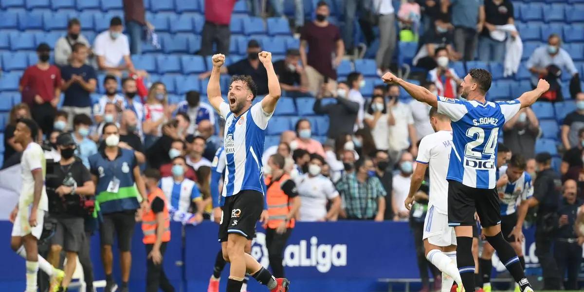 Después de la traumática derrota durante la semana ante Sheriff, por la Champions League y en el estadio Santiago Bernabéu, el Real Madrid perdió hoy en su visita al Espanyol de Barcelona y comparte la punta con Atlético Madrid, en el marco de la octava fecha de La Liga española de fútbol.
