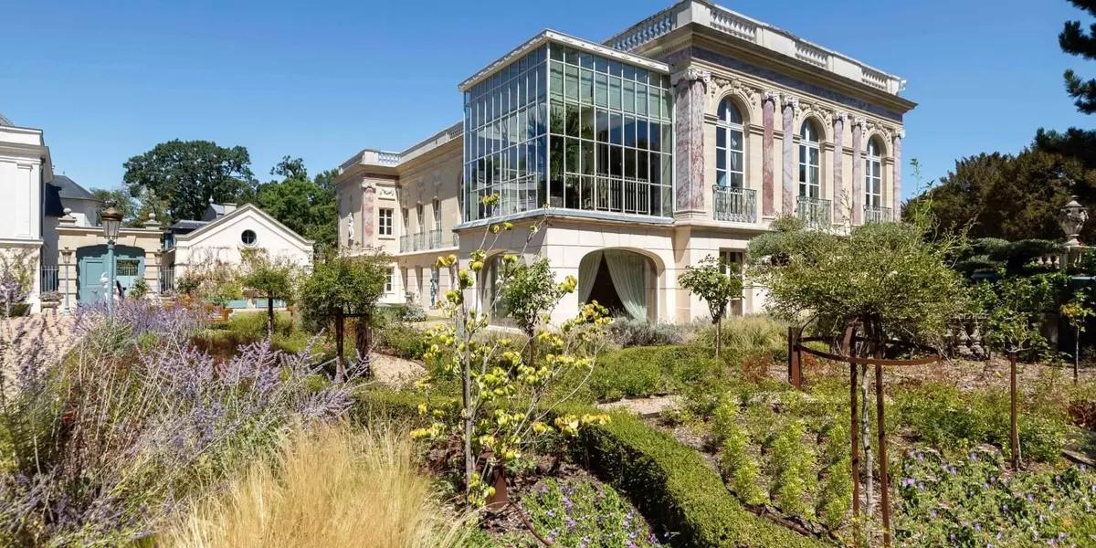 Después de una exhaustiva búsqueda, Messi y su familia pudieron encontrar una lujosa mansión donde poder seguir con sus vidas luegos de mudarse de Barcelona. Detalles de una morada exclusiva en la Ciudad Luz.