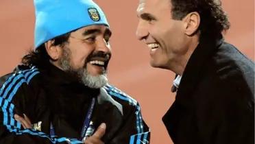 Diego Armando Maradona, entrenador de Argentina, y Oscar Ruggeri