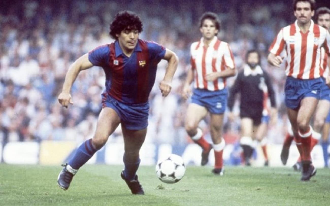 Diego Maradona y su paso por el FC Barcelona que no muchos recuerdan, debido a su corto período. Por eso en esta nota se estarán rememorando los datos del argentino en su polémico paso por la institución catalana.