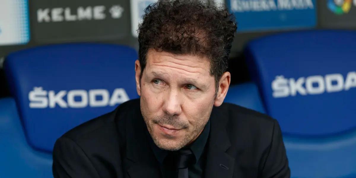 Diego Simeone en el banquillo, en medio de un partido de Atlético de Madrid.
