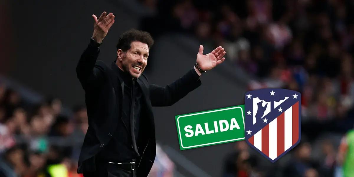 Diego Simeone pidiendo aliento a la afición en medio de un partido del Atlético de Madrid.