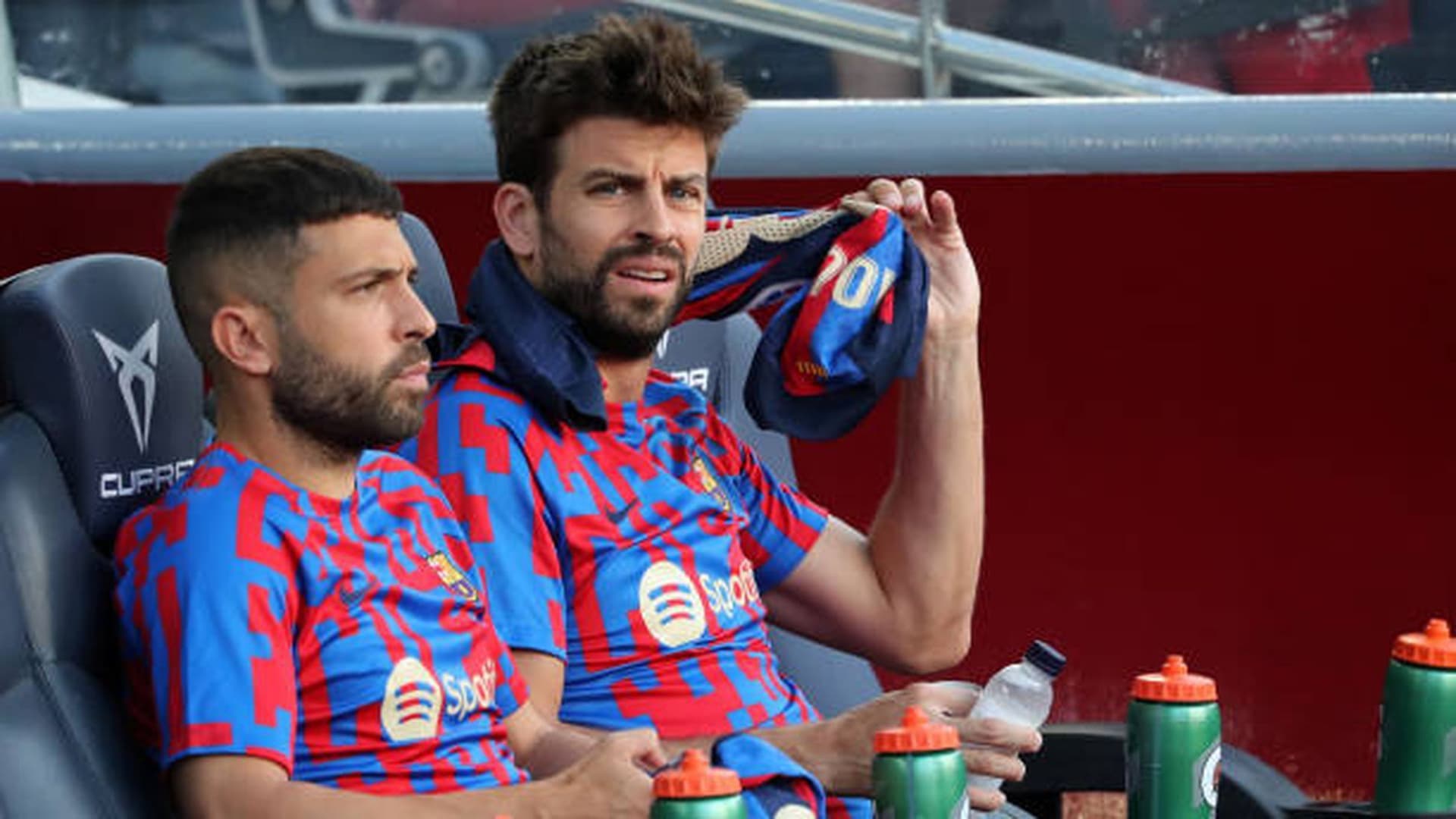 Dos futbolistas referentes del Barcelona son obstáculos para una posible vuelta del argentino debido a sus altos salarios.