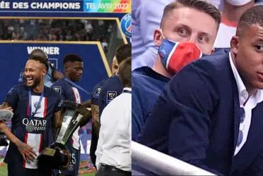 Duranta la coronación del Paris Saint-Germain Football Club en la que Neymar fue figura excluyente, se pudo ver al brasileño repartiendo las medallas entre sus compañeros mientras Kylian Mbappé observaba desde la grada.