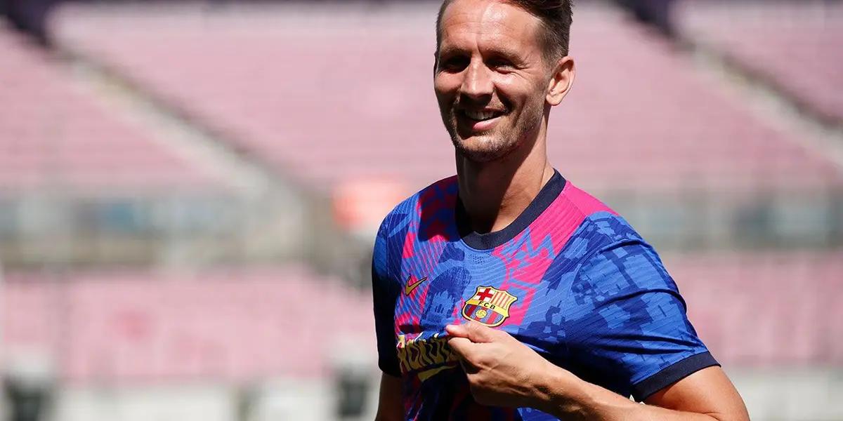 El actual delantero del equipo catalán es muy criticado por su mala forma y muchos aficionados cansados de esta situación no entienden como llegó al equipo, preguntandose cuánto dinero le paga el FC Barcelona para contar con sus servicios.