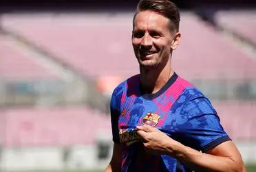 El actual delantero del equipo catalán es muy criticado por su mala forma y muchos aficionados cansados de esta situación no entienden como llegó al equipo, preguntandose cuánto dinero le paga el FC Barcelona para contar con sus servicios.