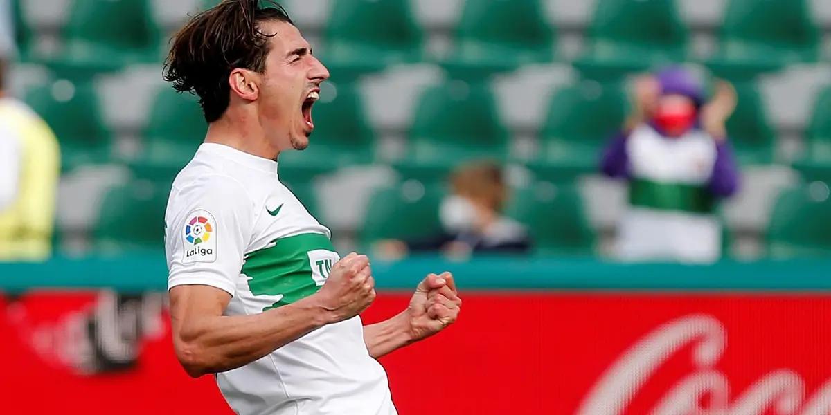 El actual futbolista del Elche vive una gran temporada en el presente campeonato español, y varias fuentes cercanas al jugador ya señalan su posible salida del equipo de cara a la próxima temporada.