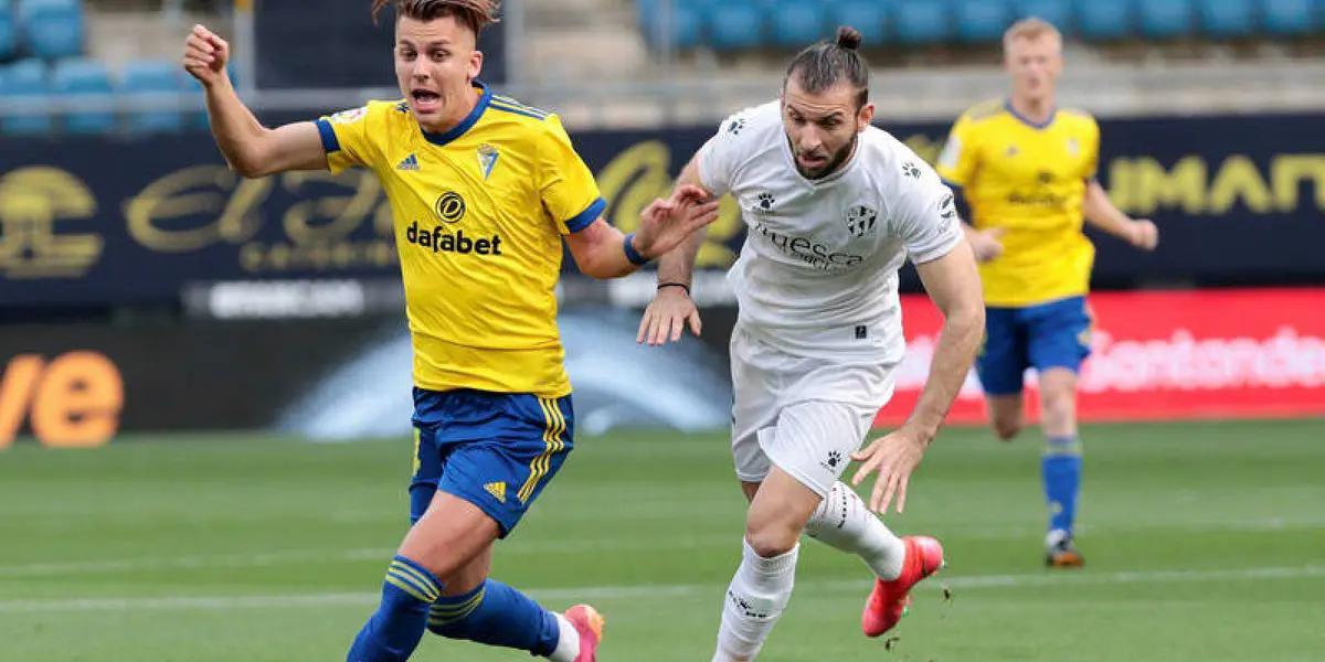 El Alavés, descendido a segunda división recibe al Cádiz en el Estadio de Mendizorroza el domingo a las 20:00 por la última jornada de La Liga Santander en la que se definirá si Cádiz es quien acompaña al Levante y Alavés o si los amarillos lograrán la permanencia. A continuación, las novedades de los equipos.
