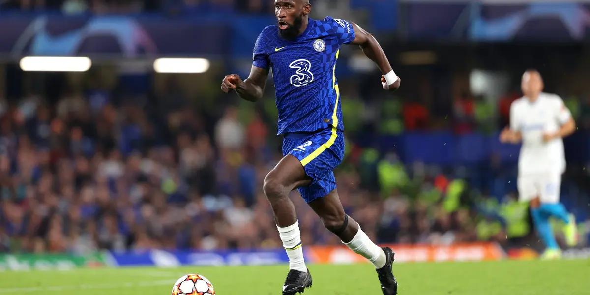 El aleman de Chelsea ha llamado, para preguntarle sobre la situación del club, a sus excompañeros del Chelsea Thibaut Courtouis y Eden Hazard. Todo parece indicar que le han convencido, ya que los reportes indican que Rüdiger tomará sus maletas y dejará atrás Londres en breve.