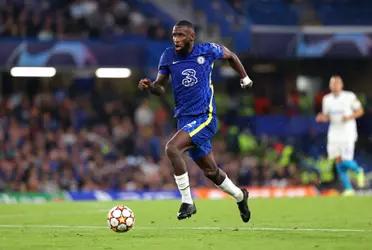 El aleman de Chelsea ha llamado, para preguntarle sobre la situación del club, a sus excompañeros del Chelsea Thibaut Courtouis y Eden Hazard. Todo parece indicar que le han convencido, ya que los reportes indican que Rüdiger tomará sus maletas y dejará atrás Londres en breve.