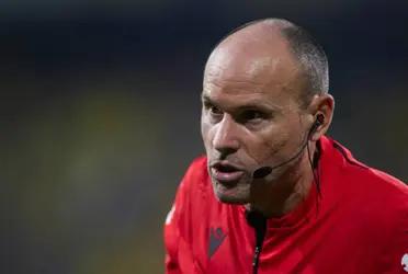 El árbitro español tomó una controversial medida que perjudicó al ‘Colchonero’.