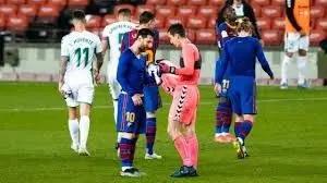 El arquero del Elche se mostró sorprendido al cambiar camiseta con Messi.