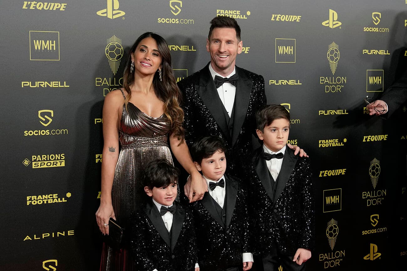 El astro argentino llegó al Teatro del Châtelet de París y sorprendió con su vestimenta lujosa y combinada con la de sus hijos.