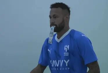 El astro de Brasil y exjugador del FC Barcelona no tuvo el mejor debut en Champions de Asia y terminó amonestado