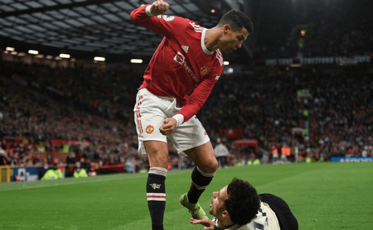 El astro portugués tuvo una jornada de terror ante el Liverpool. Su equipo fue goleado, CR7 se salvó de una expulsión y la actualidad del Manchester United dista de ser la mejor.