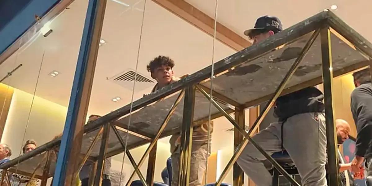 El astro portugués y acompañado de su hijo, observó en directo en su palco en el Estadio Al Awwal Park del derbi madrileño.