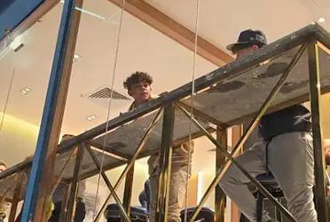 El astro portugués y acompañado de su hijo, observó en directo en su palco en el Estadio Al Awwal Park del derbi madrileño.