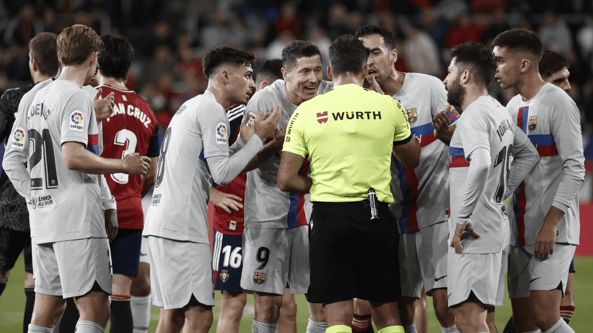 El atacante polaco fue suspendido por 3 fechas en La Liga y el Barza quiere revertir la decisión.