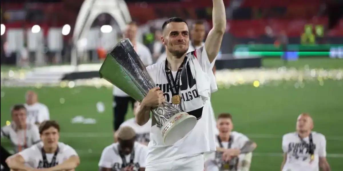 El Atlético Madrid ya está pensando en la próxima temporada y trabaja para fichar jugadores para reforzar la plantilla y mejorar la producción futbolística. Filip Kostic sería el elegido para reforzar la medular, el conjunto colchonero ofrecería 30 millones de euros por el jugador serbio.