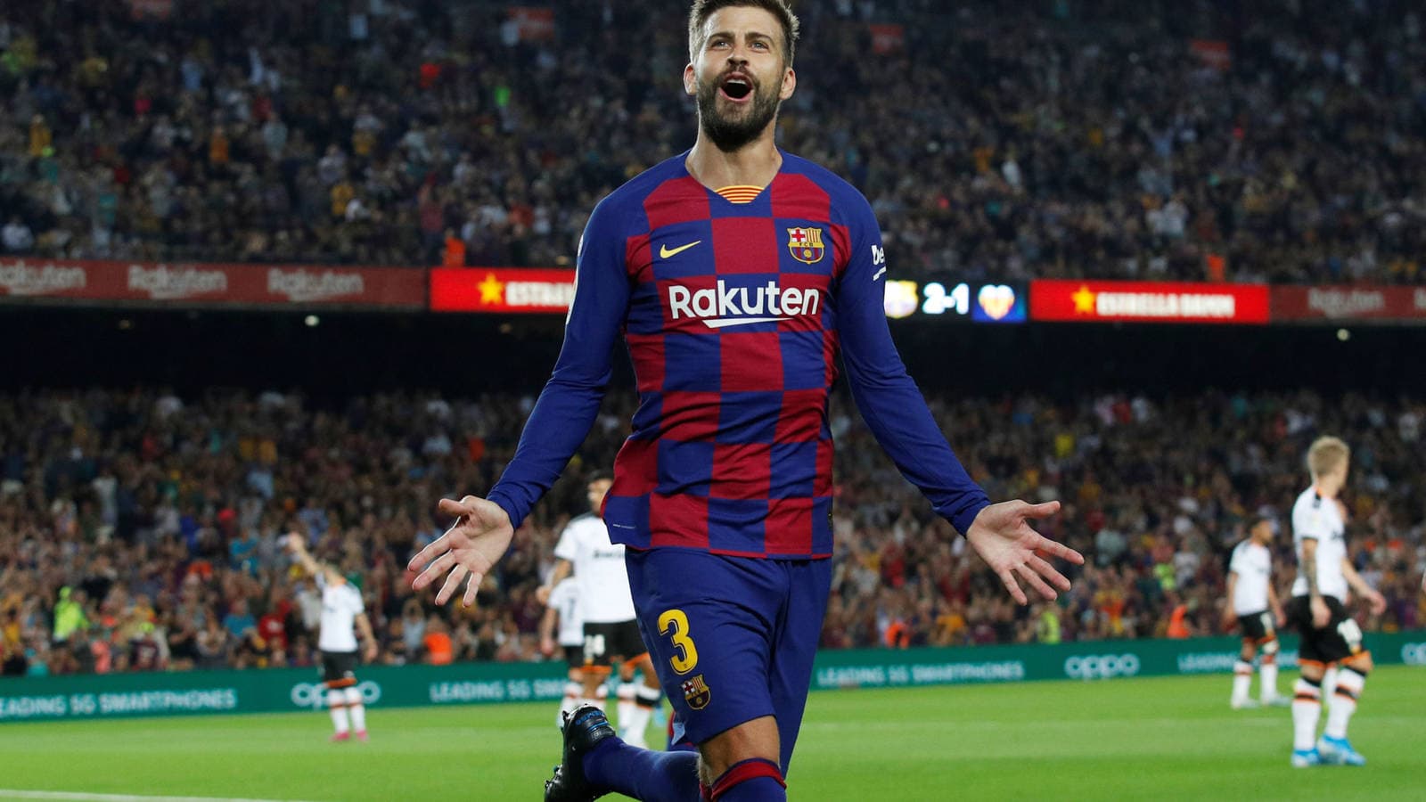 El Barcelona ha demostrado resultados al formar jugadores desde los juveniles, y de esa manera, se aseguró talentos que no han aburrido ni dejado de conseguir campeonatos. La generación de Gerard Piqué y Lio Messi, entre otros, ha sido sinónimo de éxito. Si quieres saber de Gerard Piqué y de esta exitosa generación que refinó hasta la manera de ver fútbol, sigue leyendo esta nota.