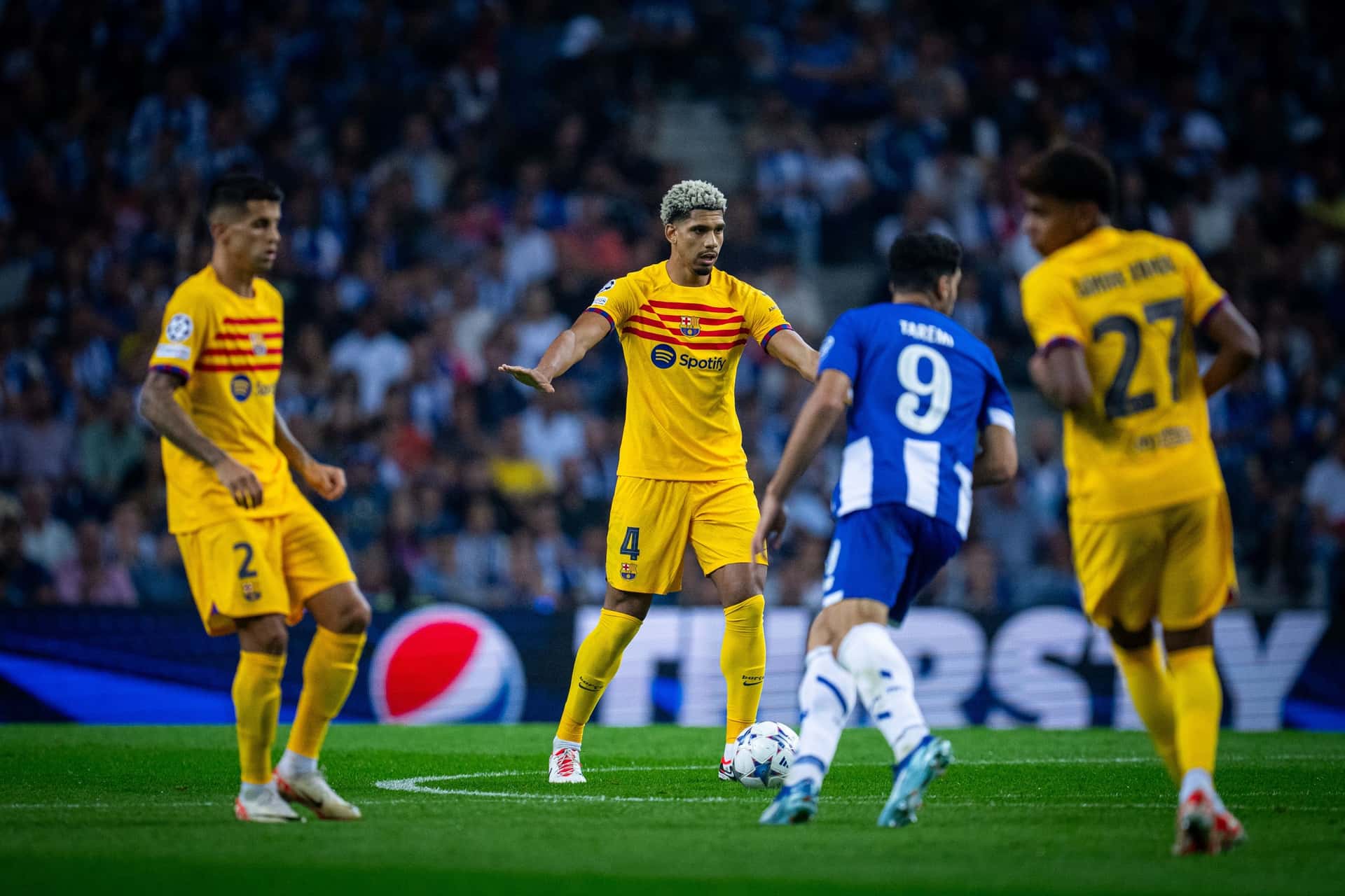El Barcelona sufrió por unos minutos, pero el VAR salvó a los culés.